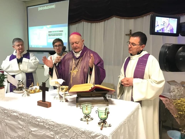 Sua Ecc. Mons. Andrea Bellandi celebra la messa per i pazienti