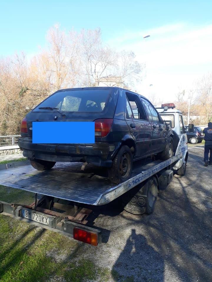 Continua la rimozione delle auto abbandonate 