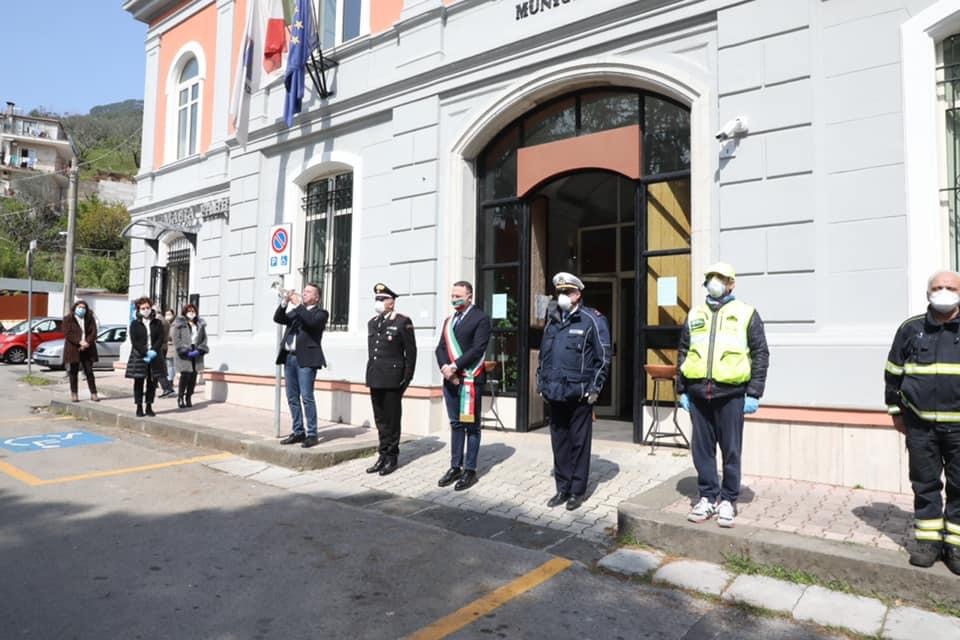 Minuto di raccoglimento per le vittime dell’epidemia 