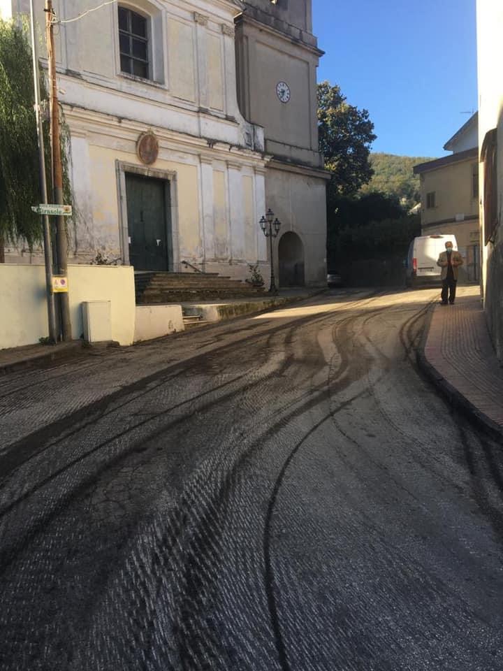Continuano i lavori per il manto stradale