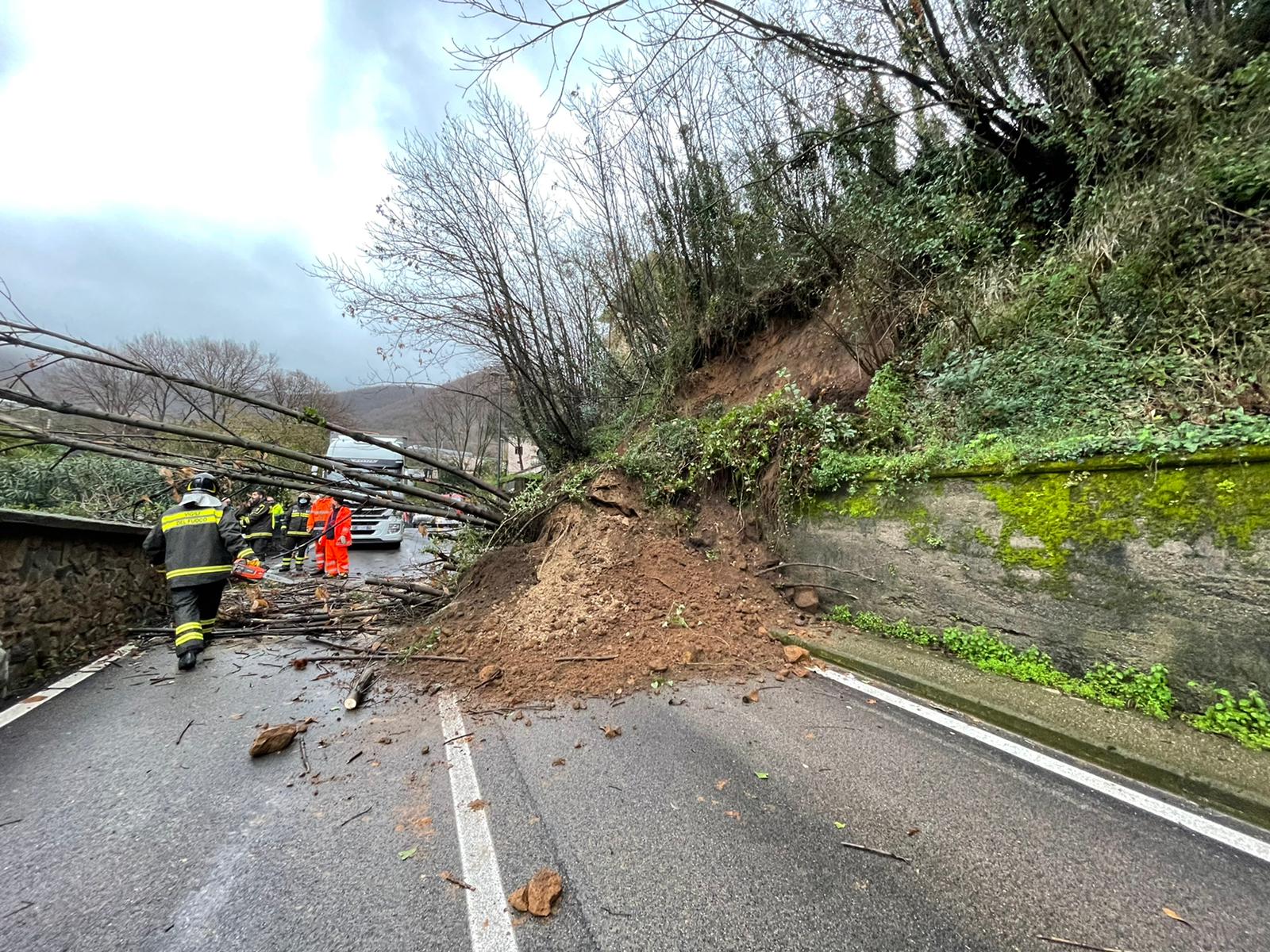 Smottamento da proprietà privata a Cologna: mezzi sul posto 