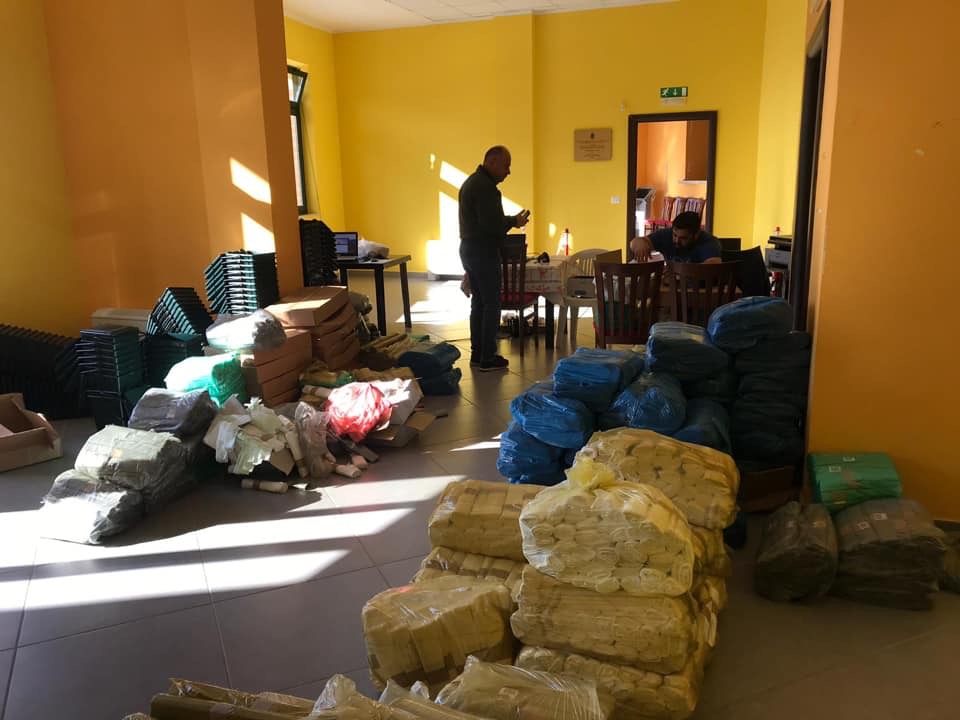 Riprende oggi pomeriggio a Capezzano la distribuzione dei kit di buste