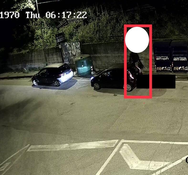 Abbandona sacchi di rifiuti, beccato e multato 
