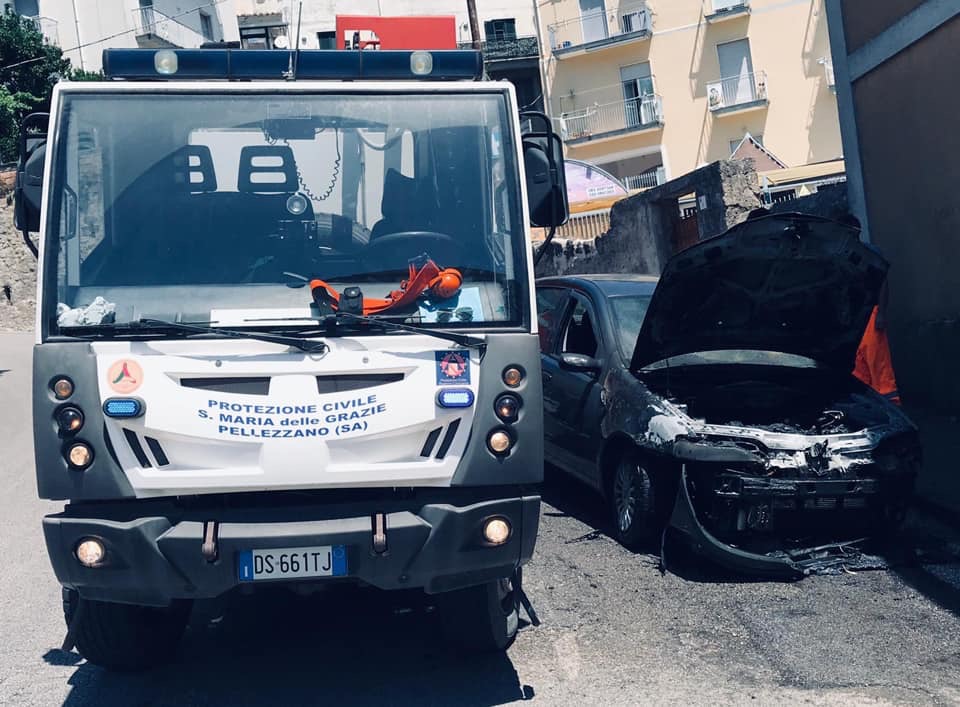 Auto in fiamme, interviene la Protezione Civile