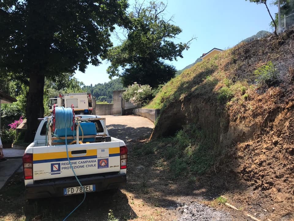 Incendio a Capezzano, interviene la Protezione Civile 